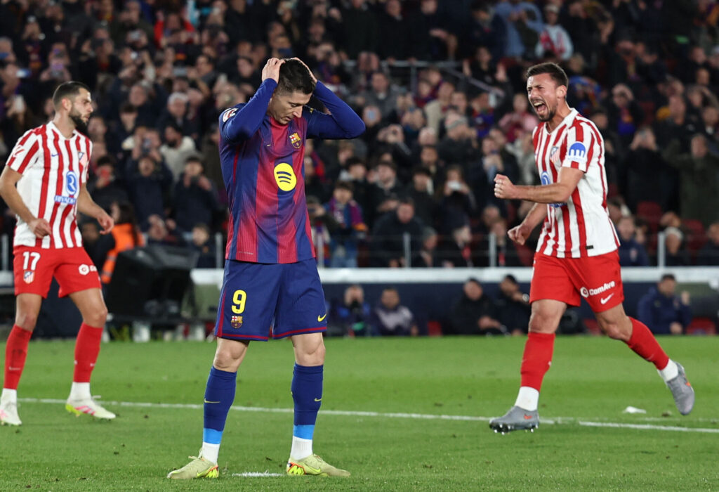 Robert Lewandowski tager sig til hovedet under en FC Barcelona-kamp