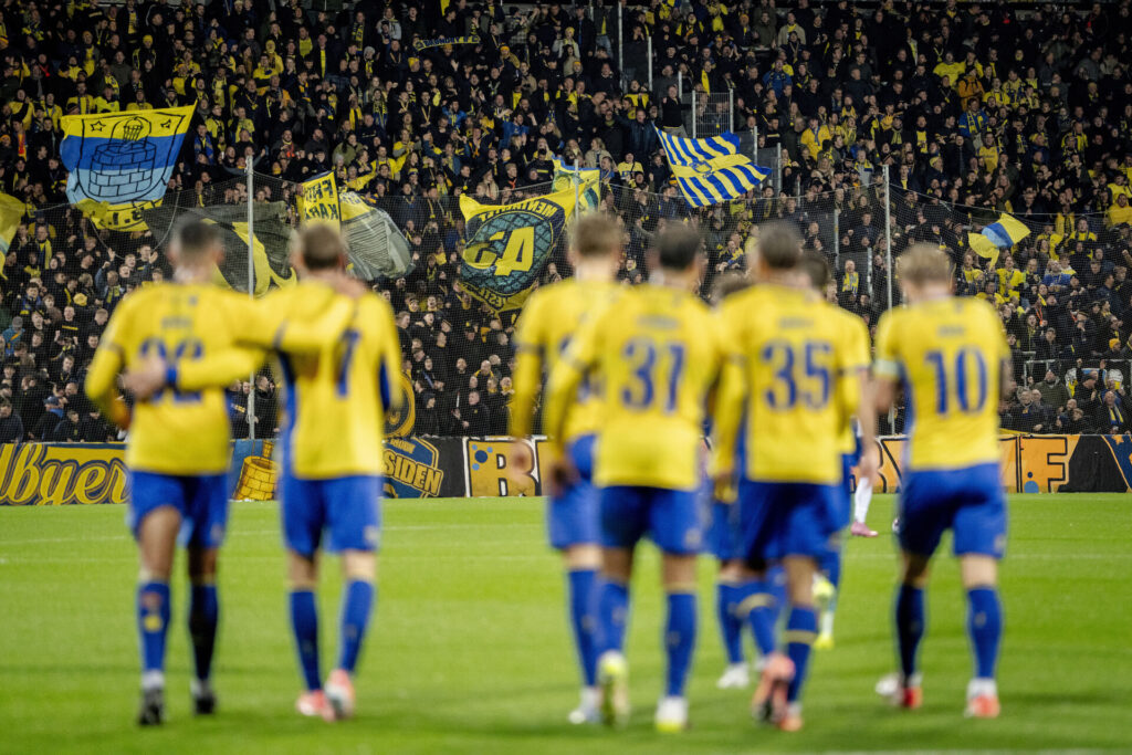 Brøndbys spillere med fansene i baggrunden