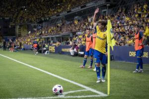 Mats Köhlert i færd med at tage et hjørnespark.