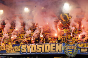 Brøndby IF's fans med pyroteknik.