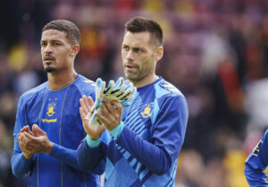 Thomas Mikkelsen klapper ud til publikum