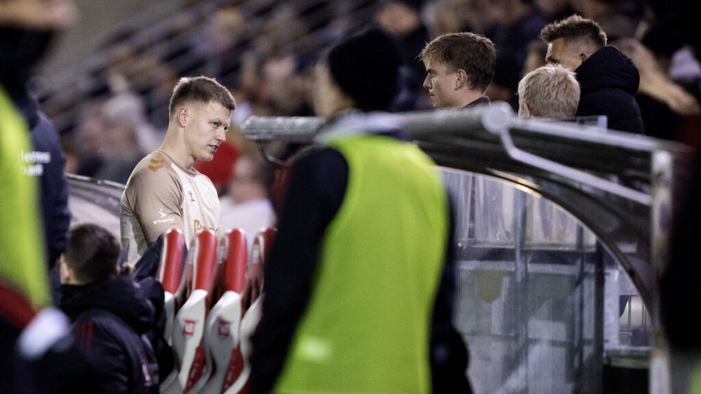 Patrick Pentz forlader brødebetynget banen i Vejle efter rødt kort.