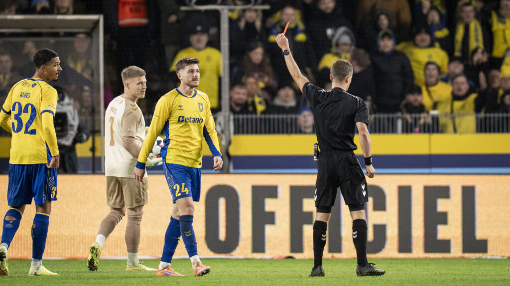 Brøndbys Marko Divkovic får direkte rødt kort.