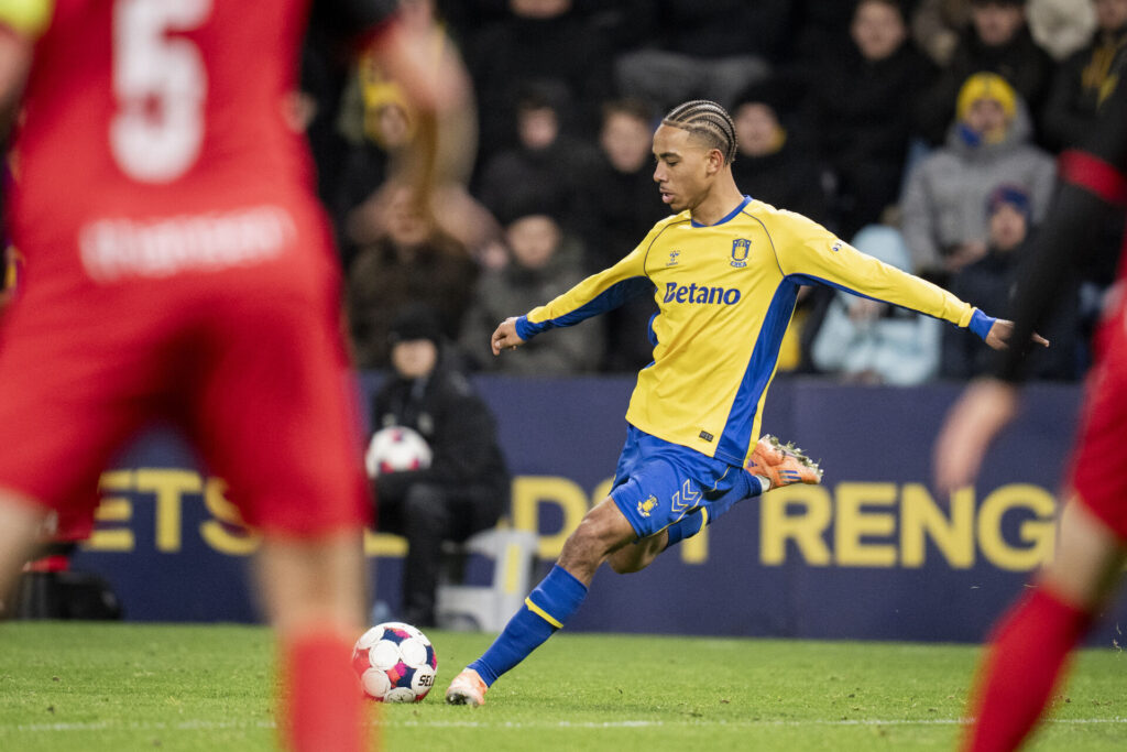 Noah Nartey sparker til bolden.