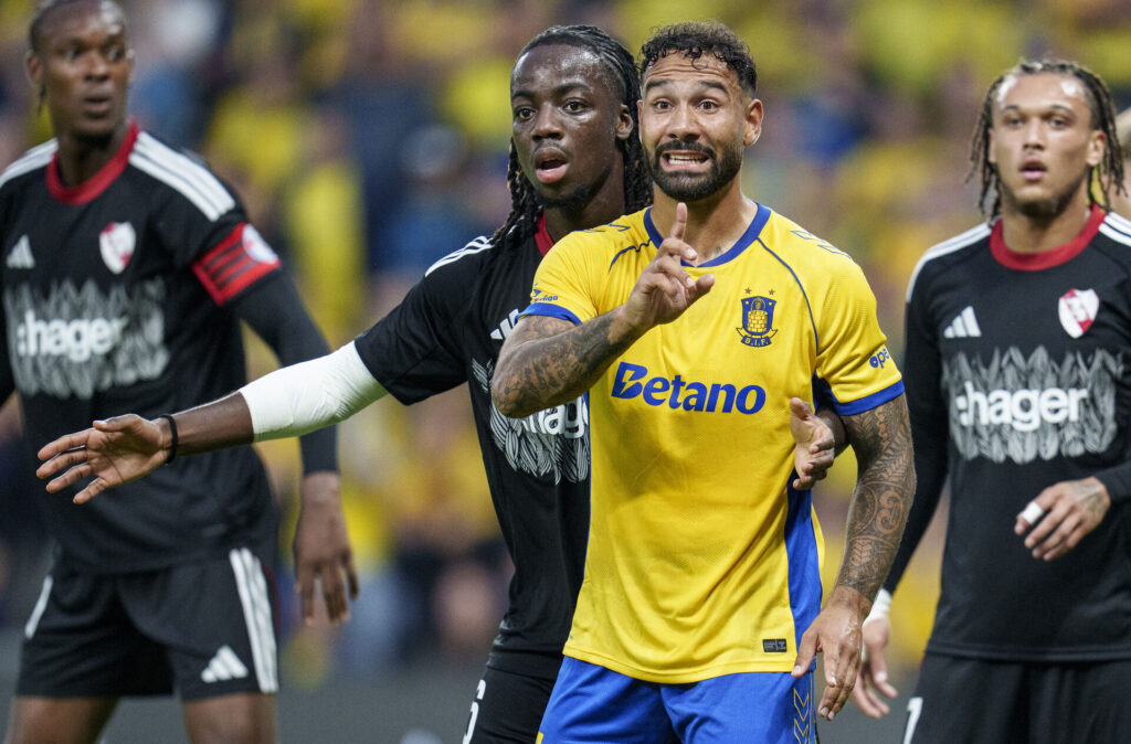 Brøndbys Sean Klaiber og Strasbourgs Ismaël Doukoure under Conference League kvalifikationskampen