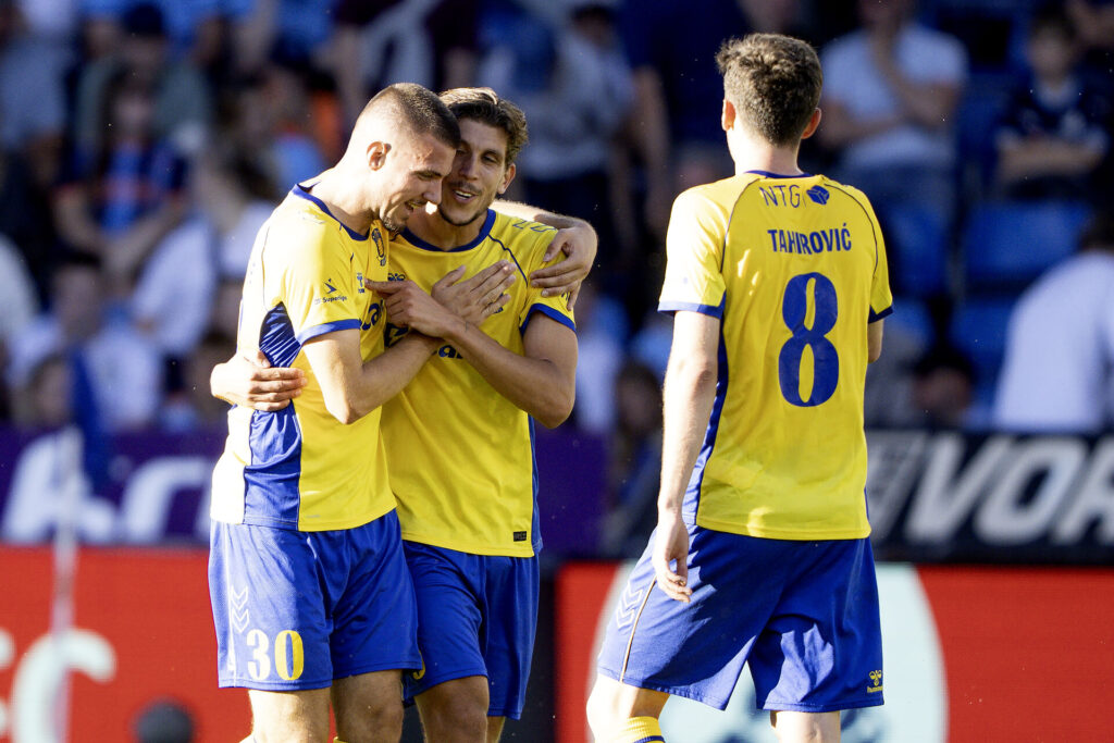 Jordi Vanlerberghe og Stijn Spierings i omfavner hinanden.