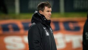 Andreas Bjelland på sidelinjen for Lyngby Boldklub.
