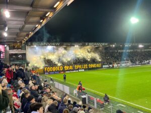 Brøndby-fans med pyroshow.