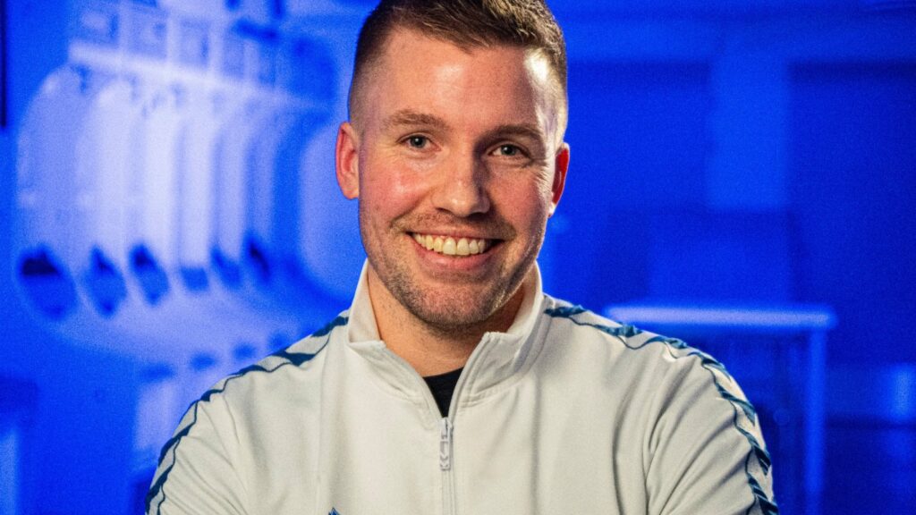 Even Sel med en blå baggrund præsenteres som ny cheftræner i norske Sarpsborg.