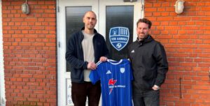 Jacob Eichner giver hånd i forbindelse med sin forlængelse som cheftræner i VSK Aarhus.