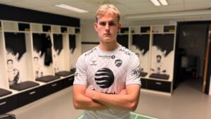 Jakob Vadstrup med armene over kors i Odds omklædningsrum.