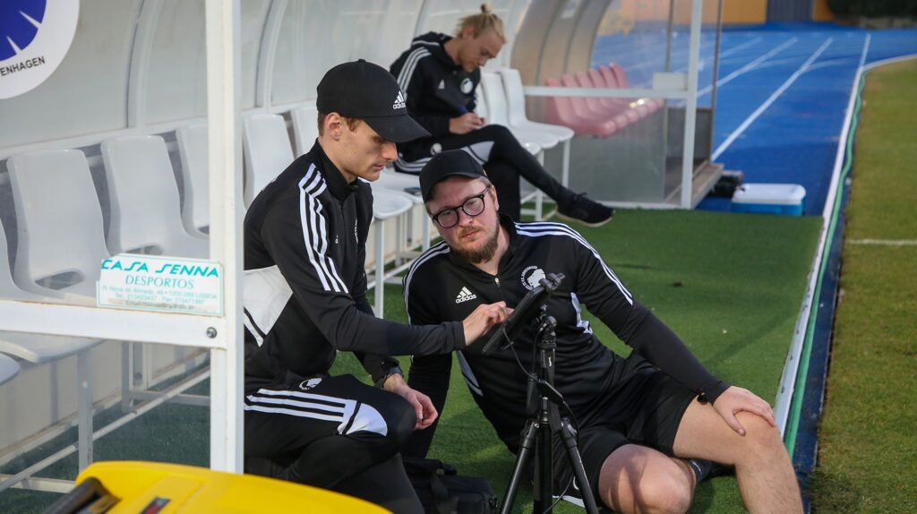 Nicklas Rüsz Skousgaard Pedersen kigger på en iPad i forbindelse med FCK-træning.