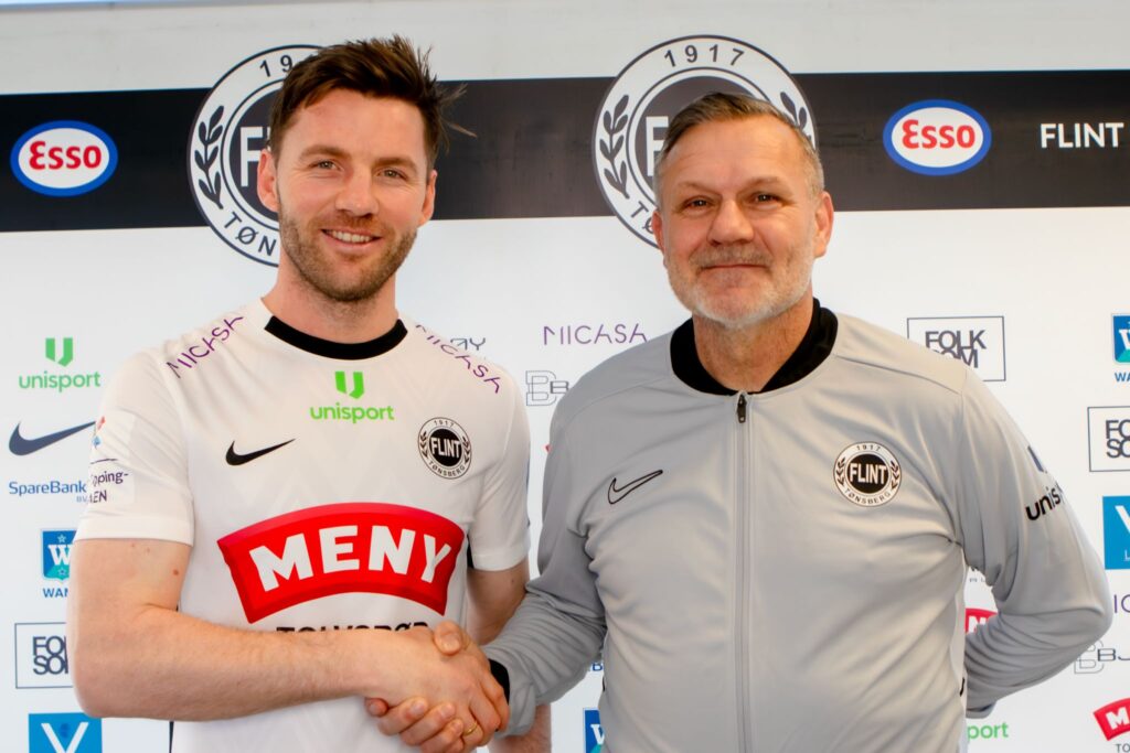 Pål Kirkevold giver hånd til Flint-cheftræner Shaun Constable.