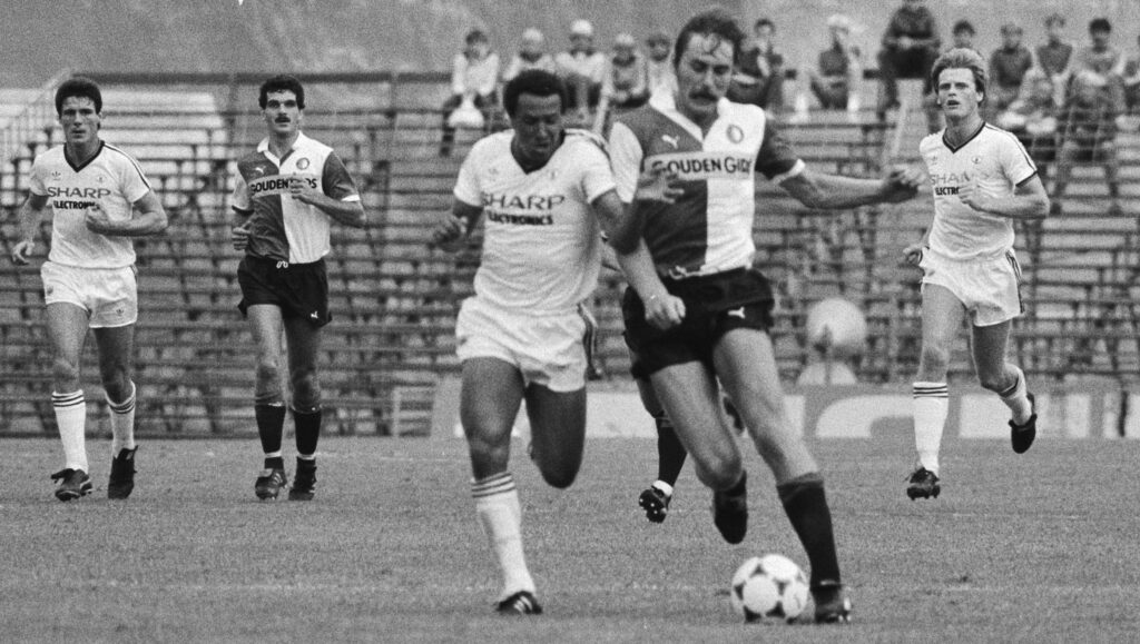 Manchester Uniteds Remi Moses i duel med en spiller for Feyenoord.