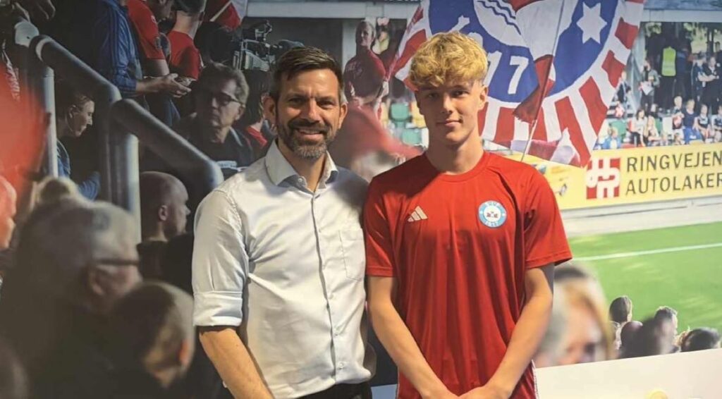 Victor Dahl poserer i en Silkeborg-trøje.