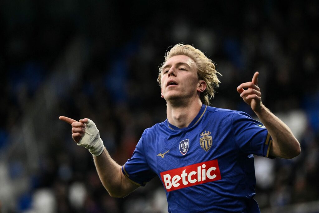 Mika Biereth jubler efter søndagens første scoring.