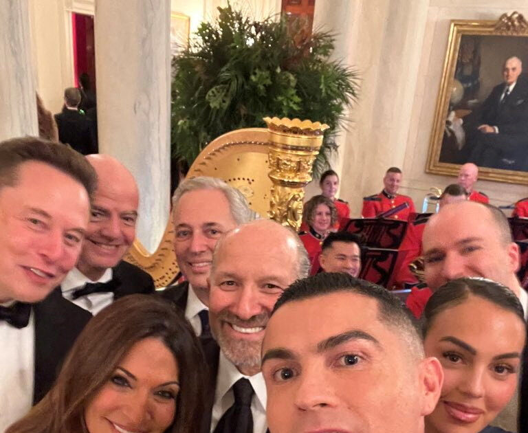 Splejser de med Ronaldos show? FIFA-boss flytter kåring til Dubai Cristiano Ronaldo og Gianni Infantino ved et nyligt besøg hos Donald Trump i Det Hvide Hus i Washington, USA.

Foto: Ritzau Scanpix/REUTERS