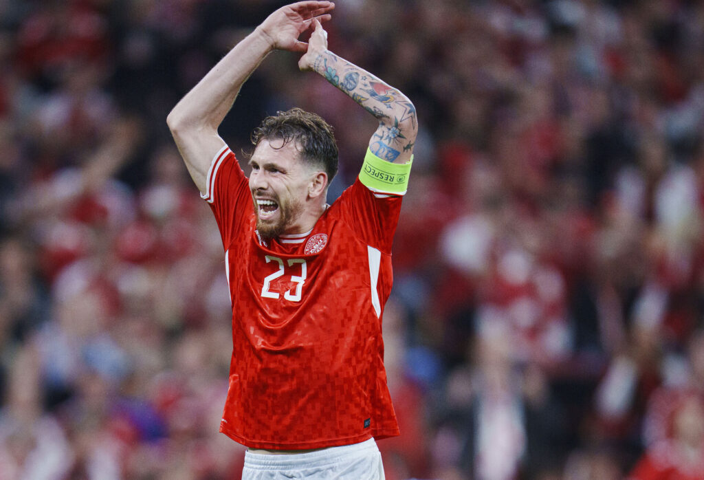 Pierre-Emile Højbjerg med armene i vejret.