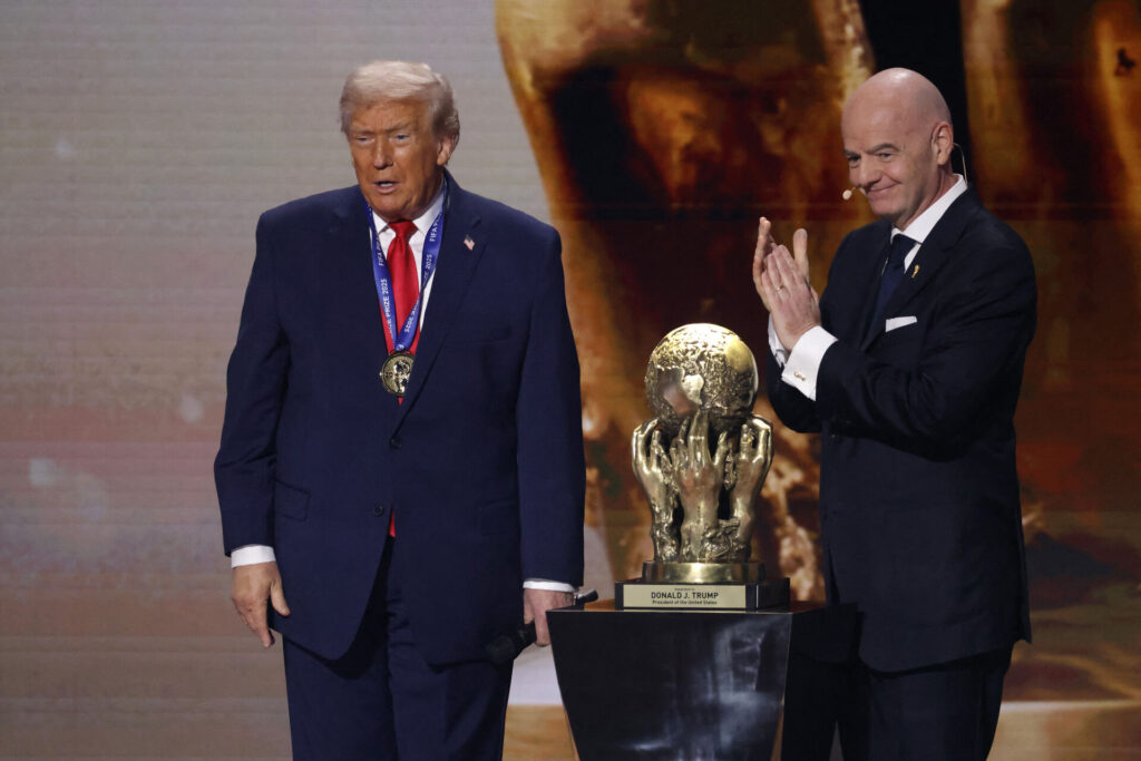 Donald Trump og Gianni Infantino står ved siden af hinanden.