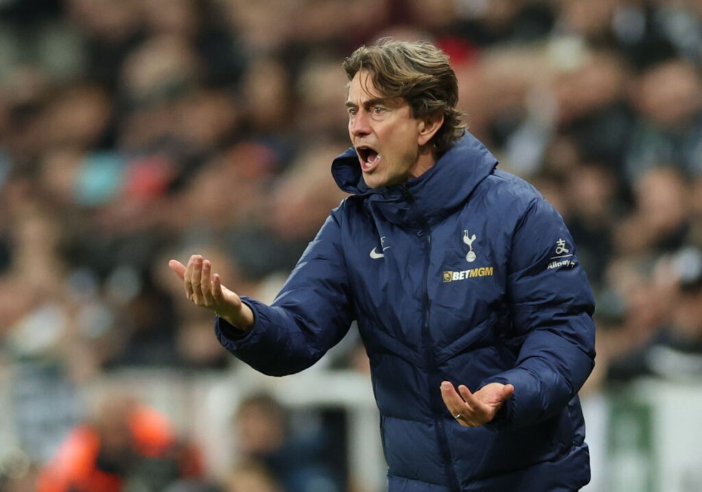 Thomas Frank dirigerer sine spillere.