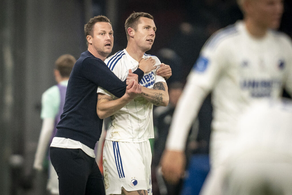 Jacob Neestrup har armene om Lukas Lerager.