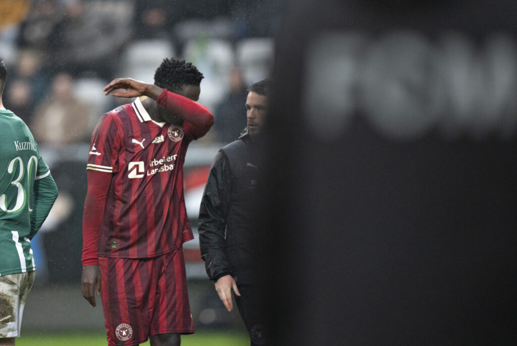 Franculino på vej fra banen med en skade.