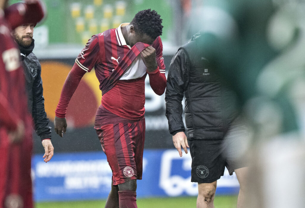 FC Midtjyllands Franculino græmmer sig efter sin skade mod Viborg.