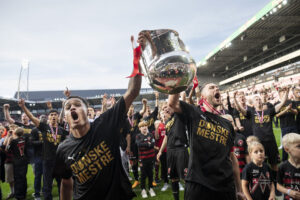 Henrik Dalsgaard og Paulinho løfter DM-pokalen