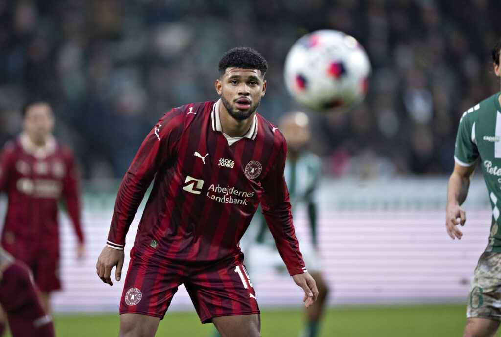 FC MIdtjyllands Pedro Bravo holdet godt øje med bolden.
