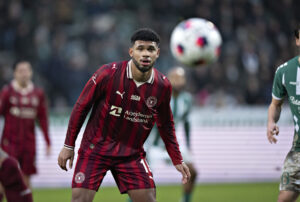 FC MIdtjyllands Pedro Bravo holdet godt øje med bolden.