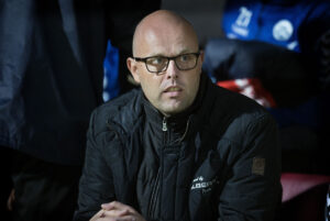 Claus Nørgaard på bænken under en Superliga-kamp.