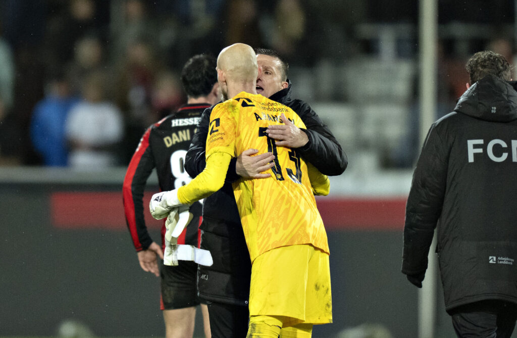 Andreas Hansen får en krammer.