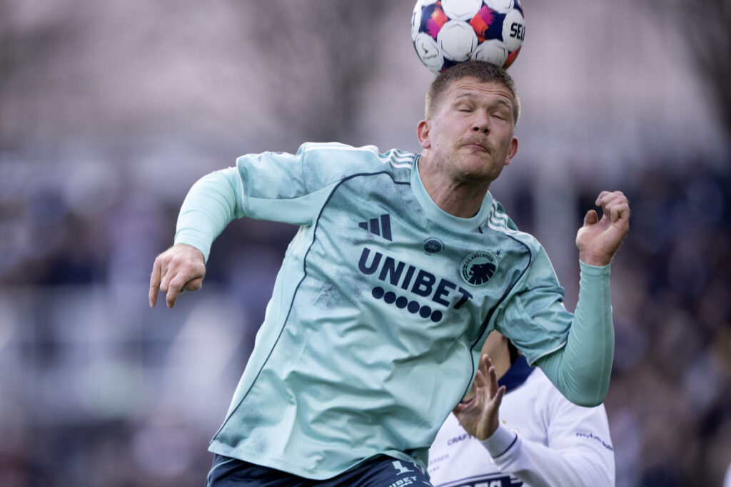 Andreas Cornelius header til bolden under en kamp for F.C. København