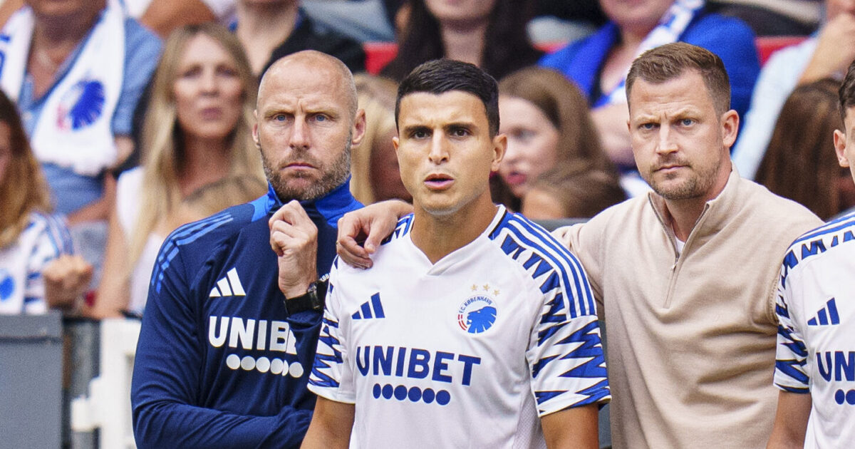 FCK forlænger med ægte klubmand FCKs Cheftræner Jacob Neestrup og målmandstræner Kim Christensen med indskiftere Mohamed Elyounoussi, Giorgi Gocholeishvili og Rasmus Falk under superligakampen mellem FC København og Viborg FF i Parken i København søndag den 18. august 2024.