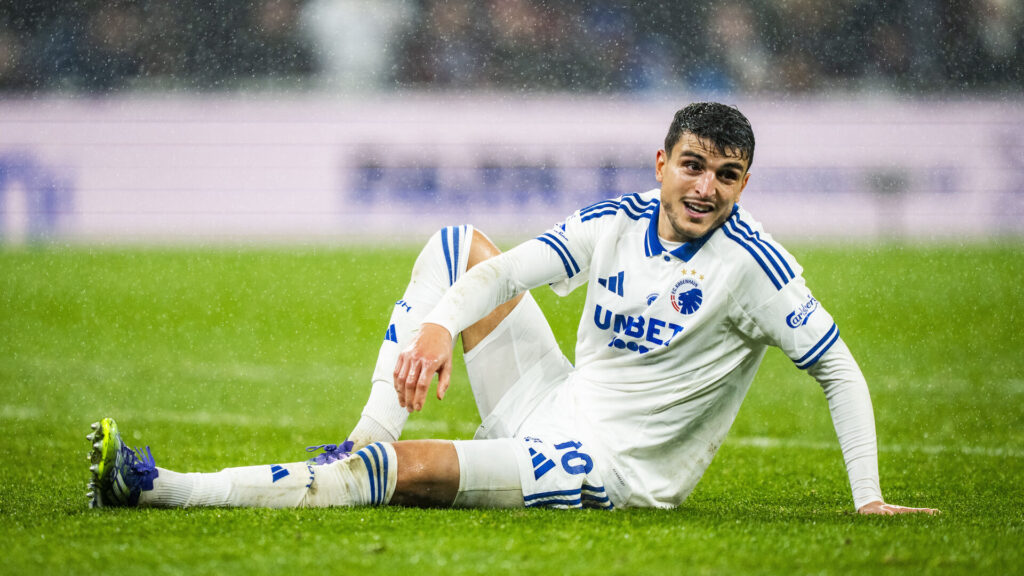 Elyounoussi sidder på græsset