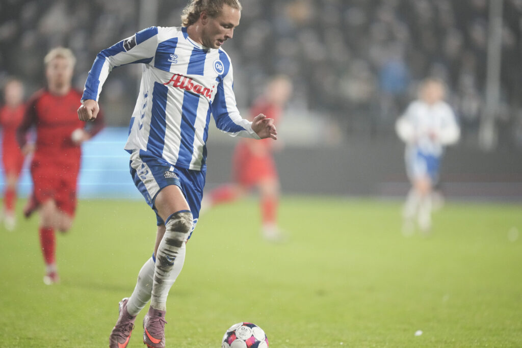 Fiete Arp med bolden for OB