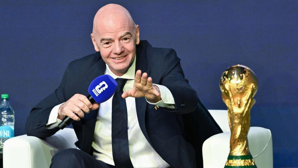 Infantino med VM-trofæet