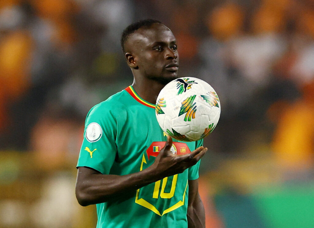 Sadio Mané går med bolden for Senegal.