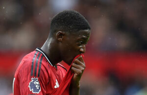 Kobbie Mainoo under en kamp for Manchester United.