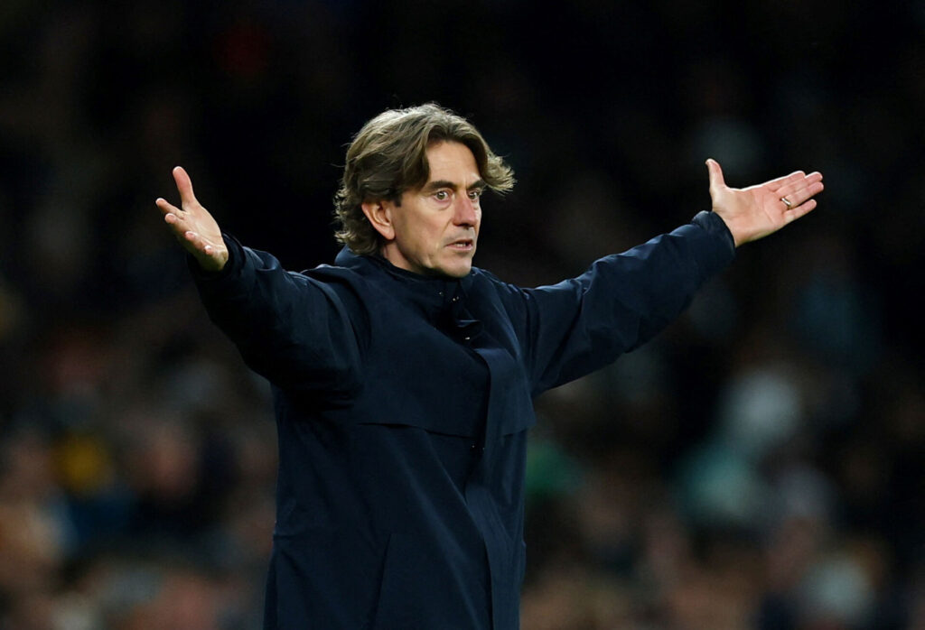 Thomas Frank slår ud med armene.