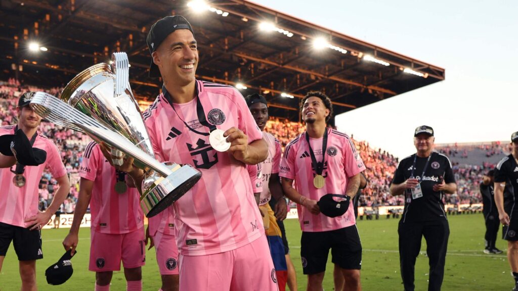 Luis Suarez med kasket og MLS-Cup-trofæet.