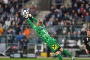 Oliver Christensen bokser til en bold for Sturm Graz