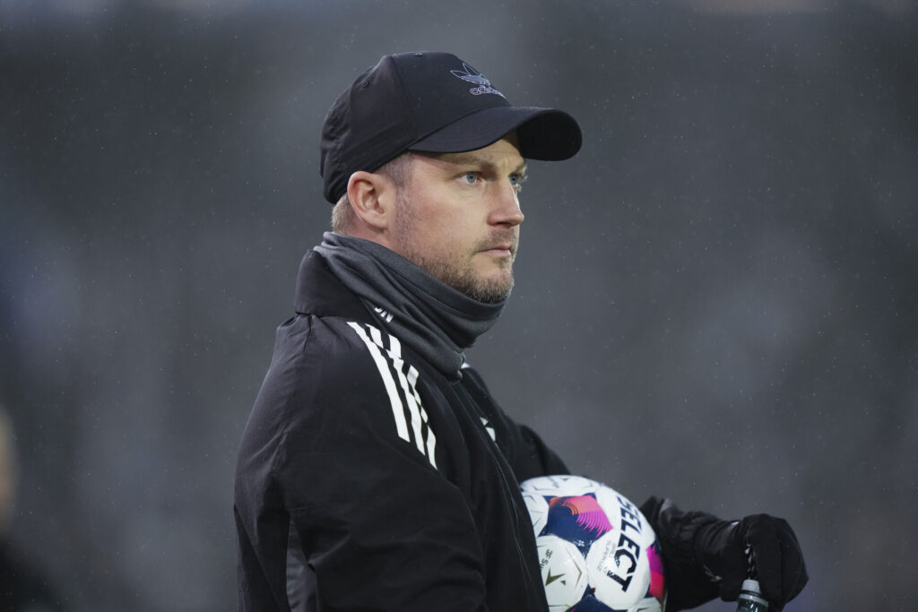 Jacob Neestrup med en bold i favnen