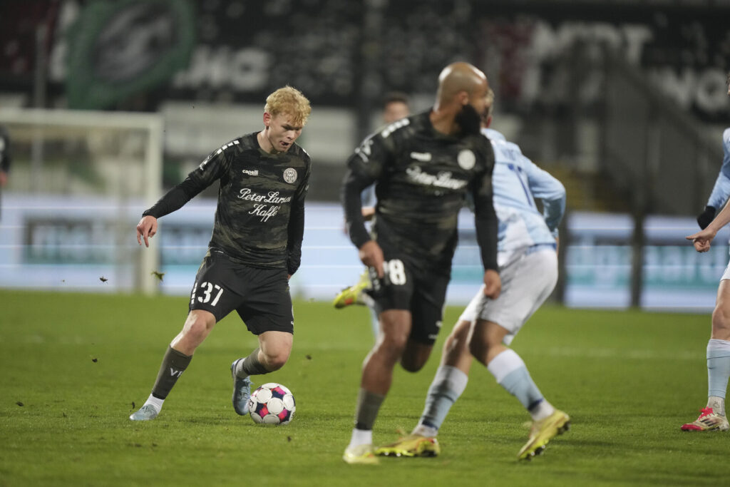 Jakob Vester med bolden under en kamp for Viborg FF.