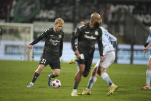 Jakob Vester med bolden under en kamp for Viborg FF.