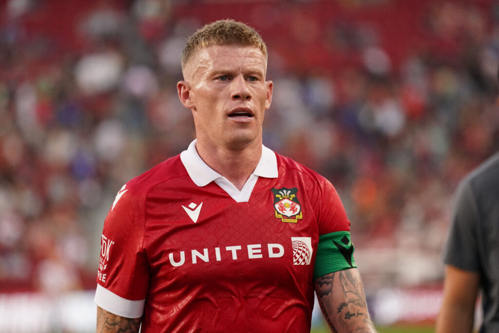James McClean bærer anførerbindet for Wrexham.
