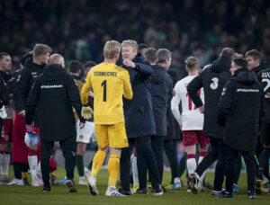 Kasper Schmeichel og Åge Hareide krammer efter en kamp.