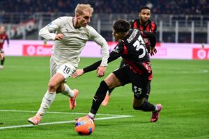 Gustav Isaksen dribler med bolden mod AC Milan.