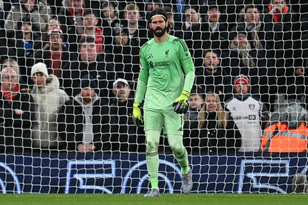 Alisson Becker under en kamp for Liverpool.