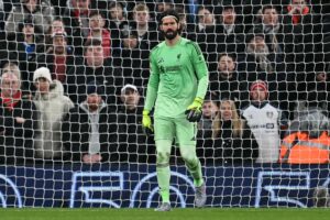 Alisson Becker under en kamp for Liverpool.